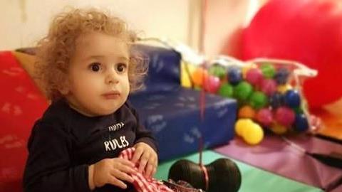 Μπαμπάς Παναγιώτη-Ραφαήλ: «Στέκεται όρθιος, παίζει με τα παιχνίδια του, κάνει σκανταλιές» 